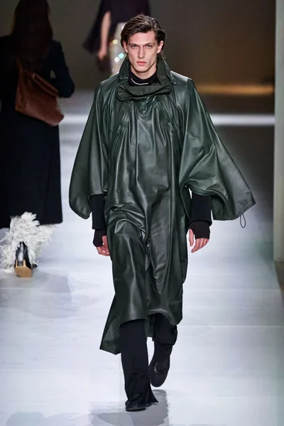 Look 32